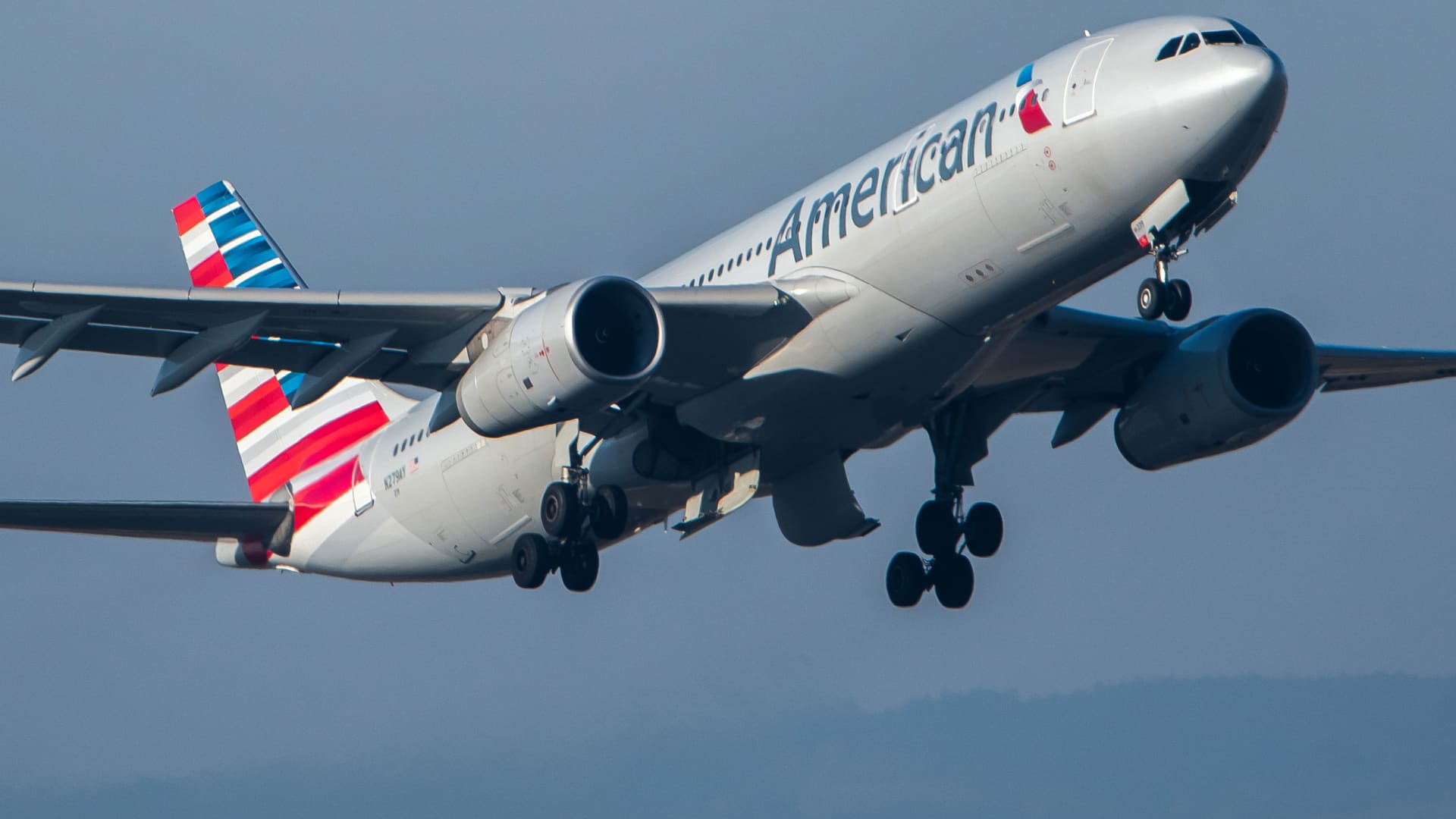 American Airlines pilots' union accepts sweetened labor deal