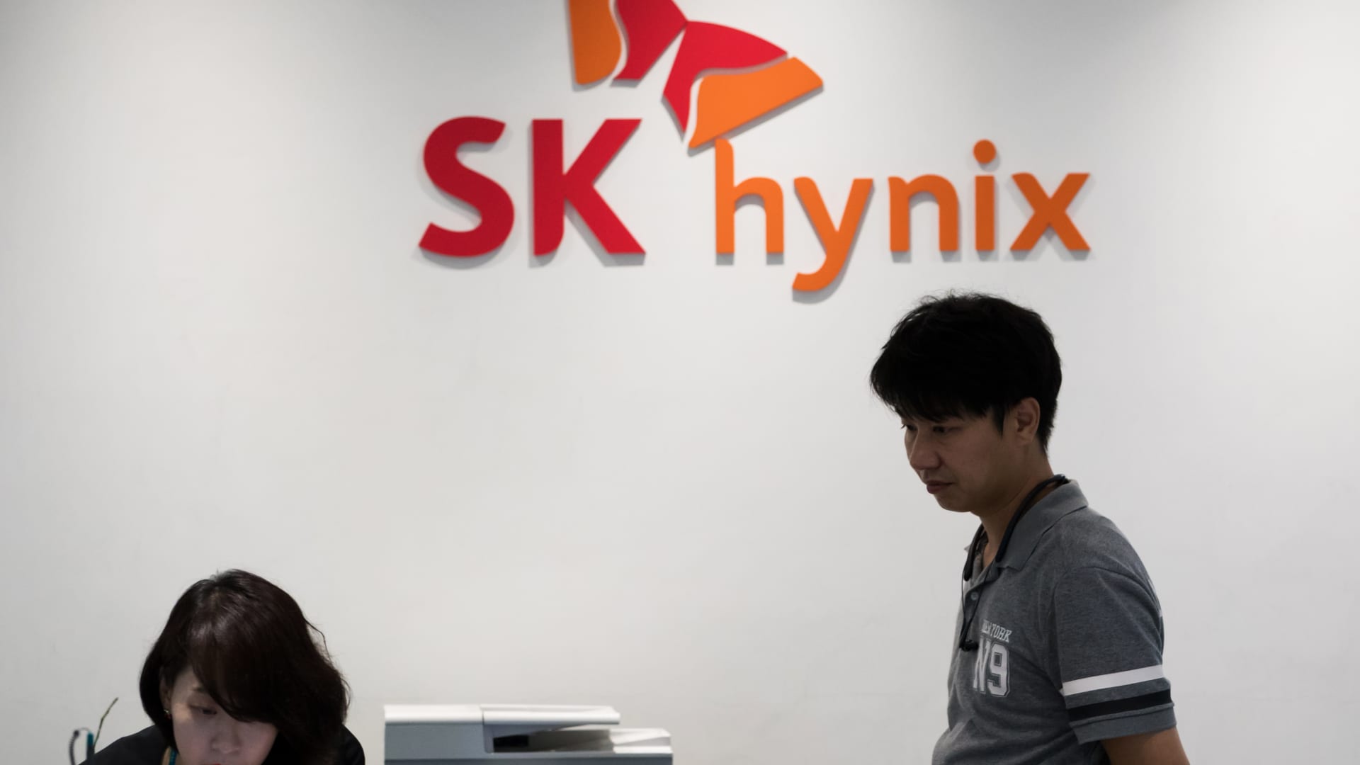 SK Hynix reports record quarterly operating loss, but expects rebound later this year