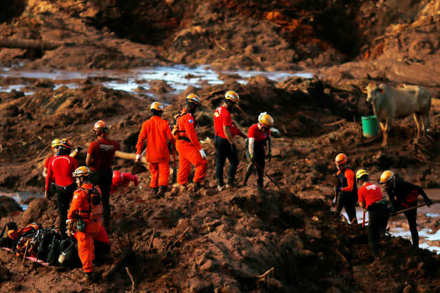 Members of a rescue team search for victims after a tailings dam owned by Brazilian mining company Vale SA collapsed, in Brumadinho, Brazil January 28, 2019.