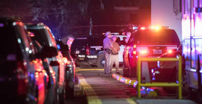 Four police injured in Houston shootout, two suspects dead