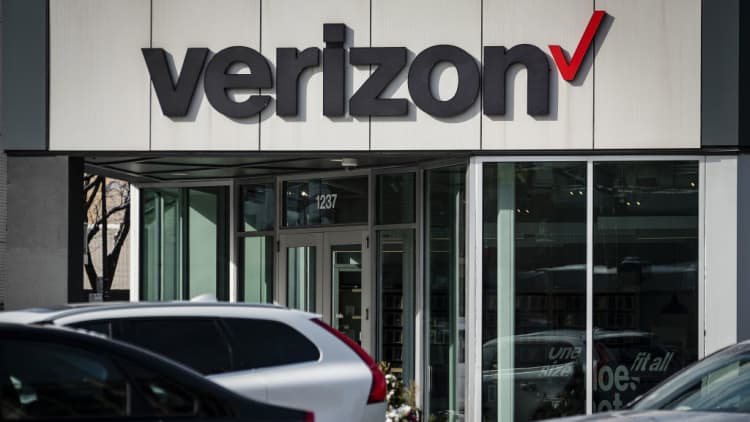 Verizon EPS modestly beats expectations, revenue misses