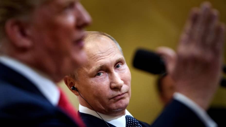 El presidente de Rusia, Vladimir Putin, escucha mientras el entonces presidente de Estados Unidos, Donald Trump, habla durante una conferencia de prensa en Helsinki, Finlandia, en 2019.
