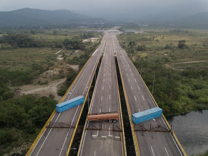 Venezuela bridge blocked 190207 EU