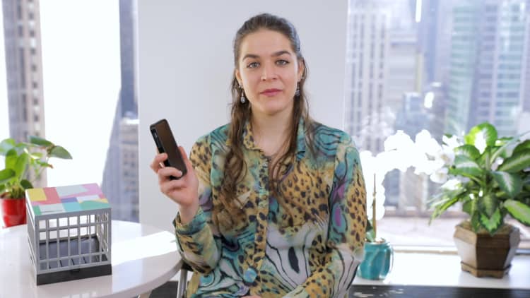 She's giving up smartphones for a year in hopes of winning $100,000