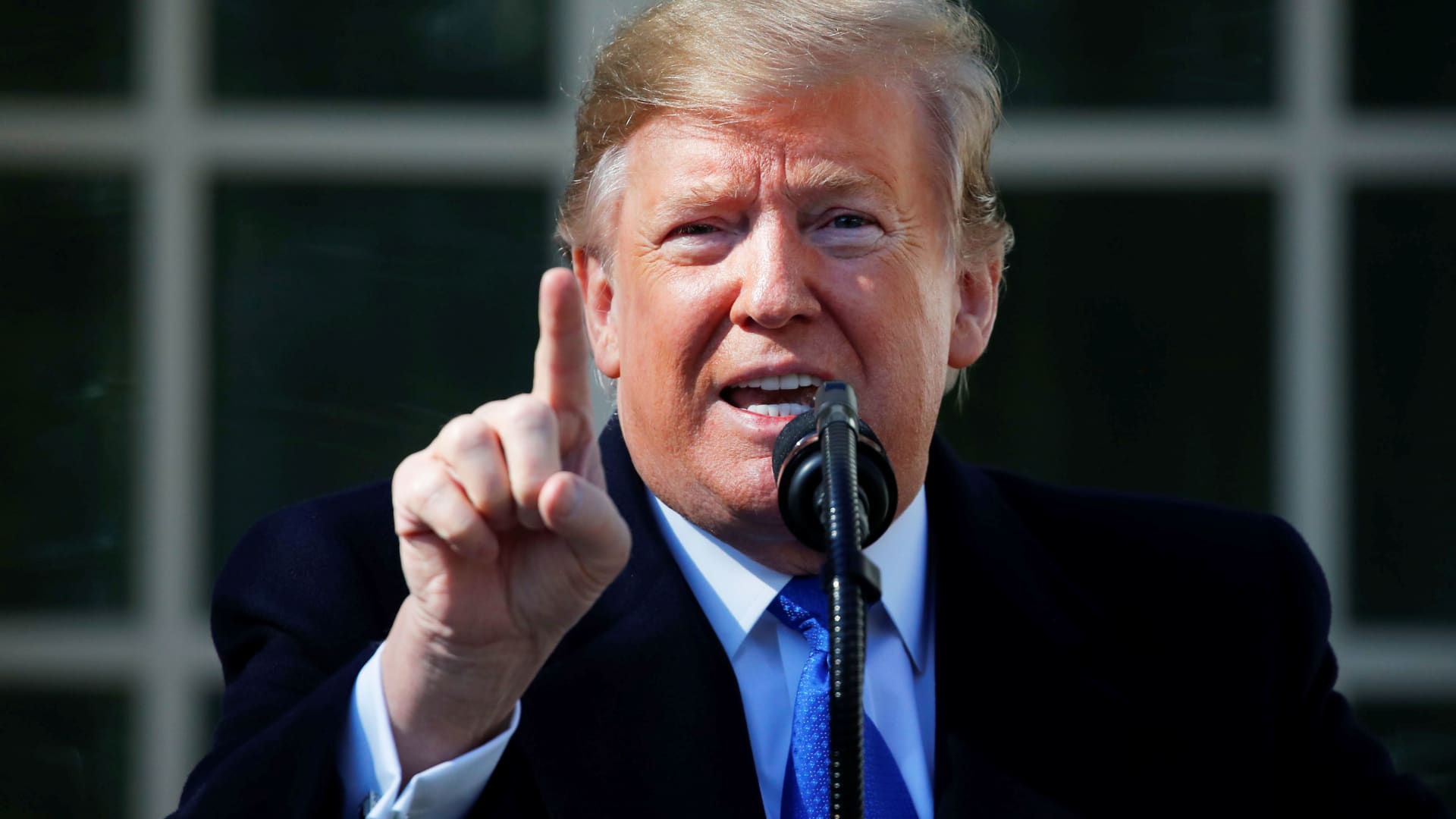 Trump declares national emergency to build border wall