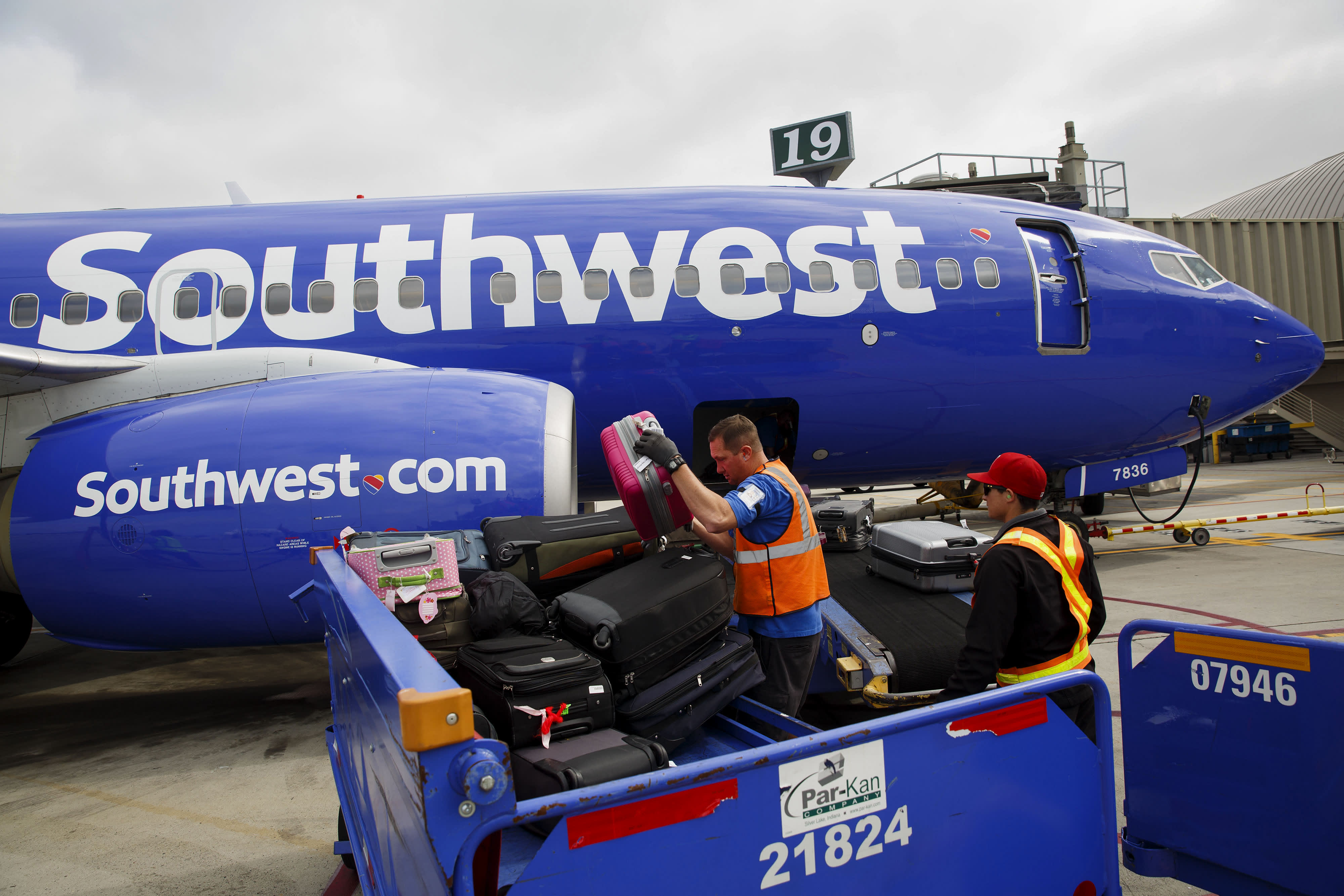 Come le compagnie aeree statunitensi guadagnano 7 miliardi di dollari all’anno dai bagagli registrati