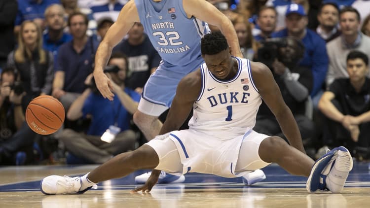 Plotselinge afdaling Overzicht Inwoner Duke player Zion Williamson injured when Nike shoe blows apart in game