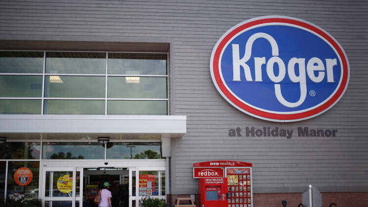 Kroger to lay off hundreds, amid questions about its turnaound plan
