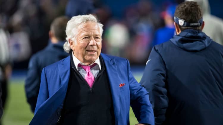 Patriots owner Robert Kraft charged with soliciting prostitution