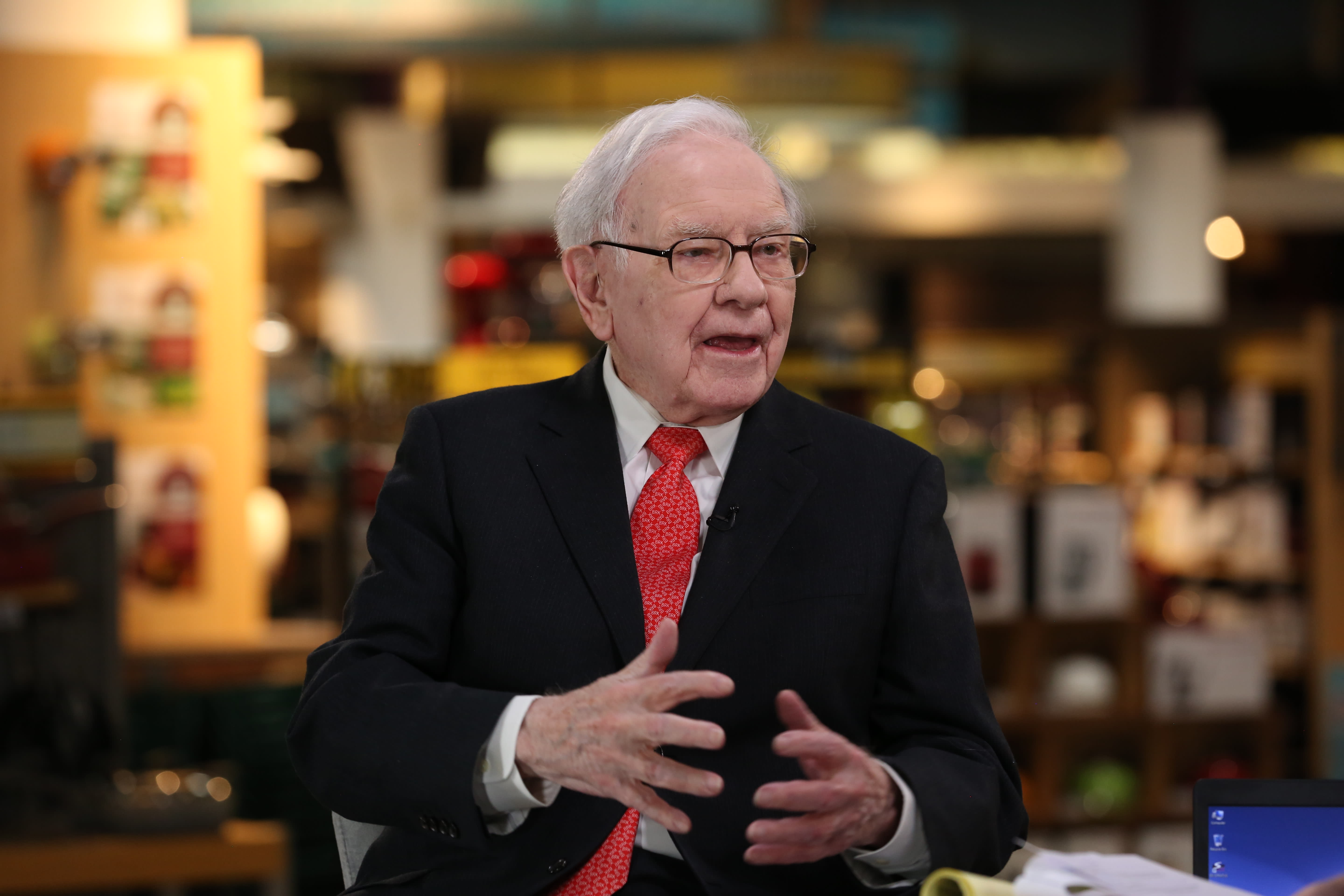 Warren Buffett Claims Bitcoin is Like a “Seashell” In His Latest Attack on Crypto