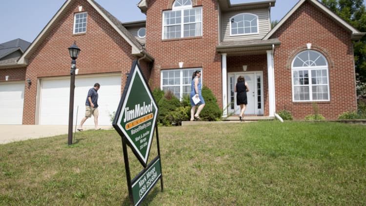 Pending home sales beat estimates, rising 4.6 percent