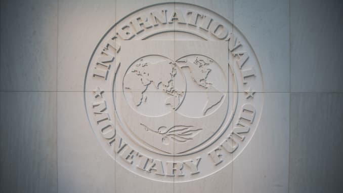 Logo IMF được nhìn thấy tại trụ sở của Quỹ Montary Quốc tế (IMF) ở Washington, Hoa Kỳ vào ngày 24 tháng 4 năm 2017.