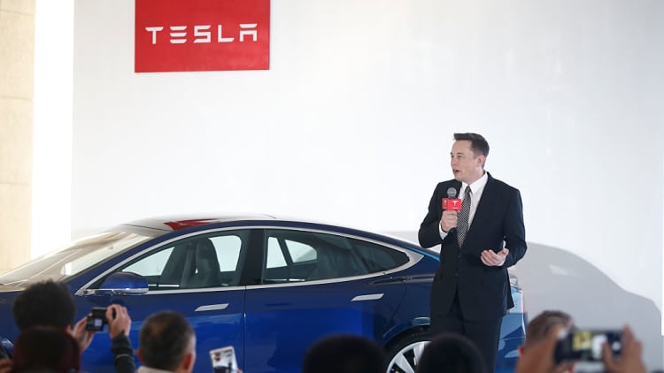 Tesla shifts to online sales, lowers price of Model 3