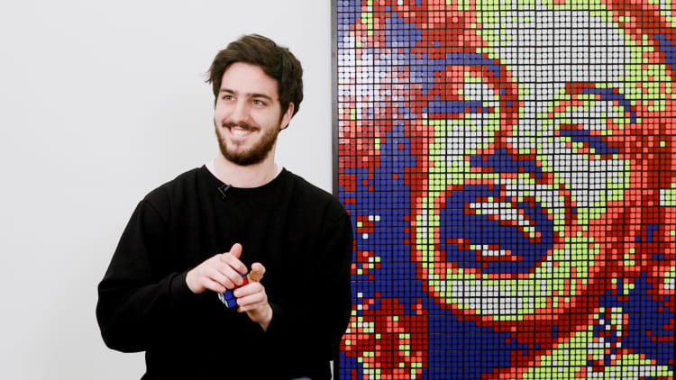 This 24 year-old makes portraits out of hundreds of Rubik's Cubes in a few hours