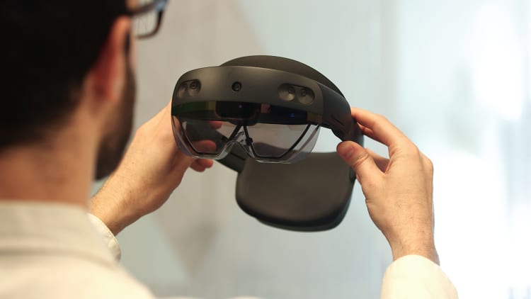 Hands on with the Microsoft HoloLens 2