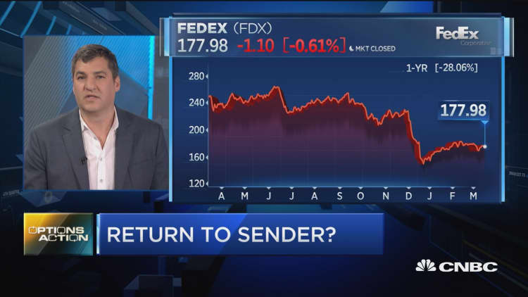 Trader sees Fedex under-delivering on earnings