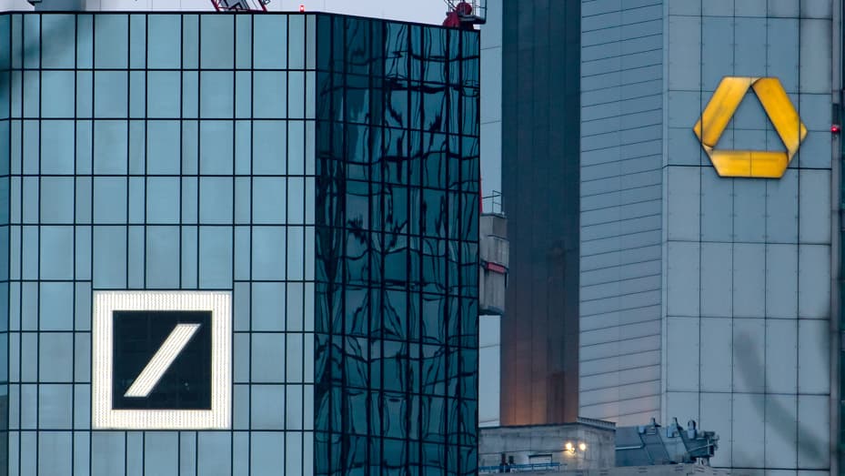La sede de los bancos alemanes Deutsche Bank (L) y Commerzbank en Frankfurt, Alemania.