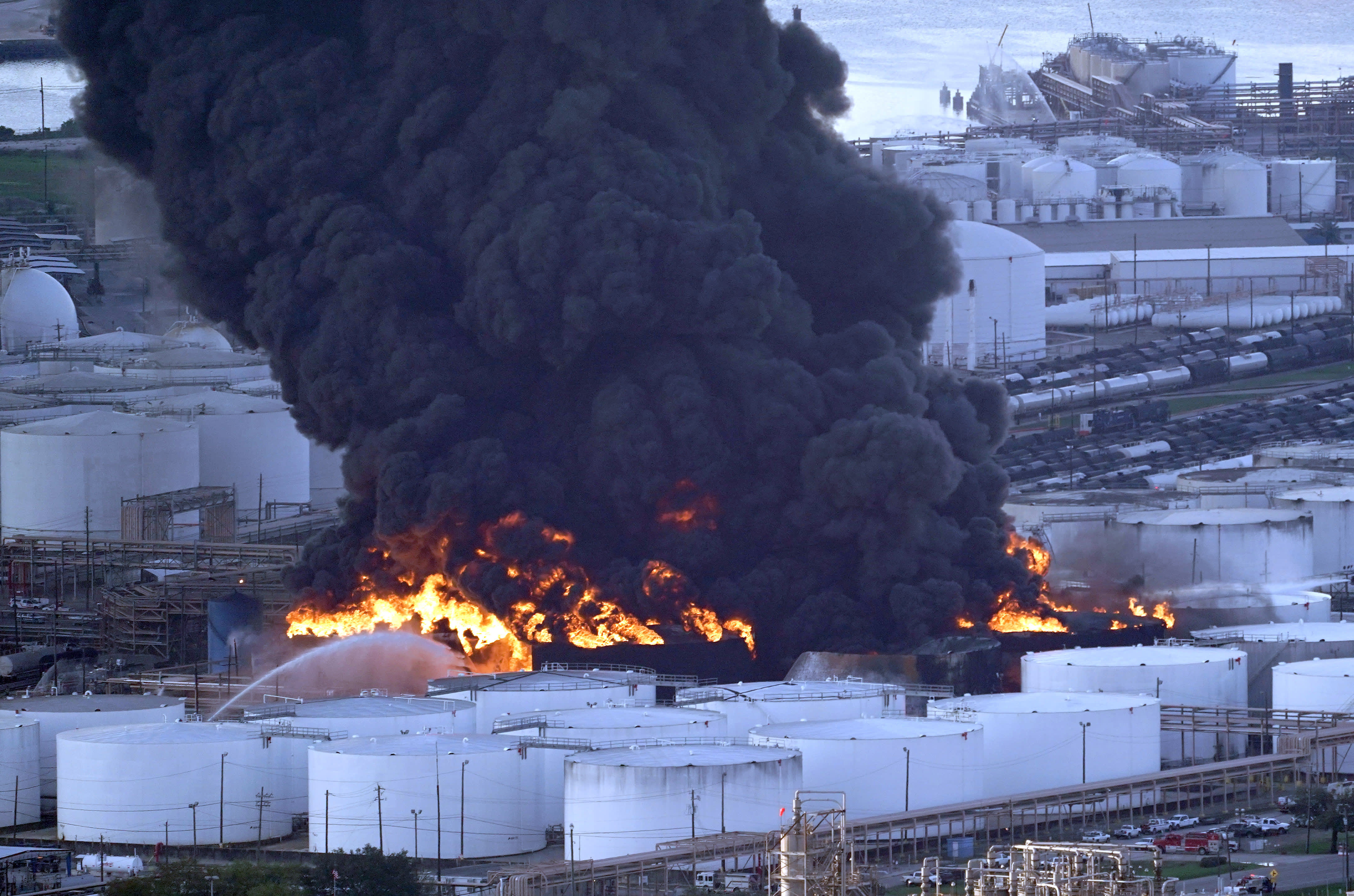 Texas fire spreads to more storage tanks after firefighting snag4359 x 2885