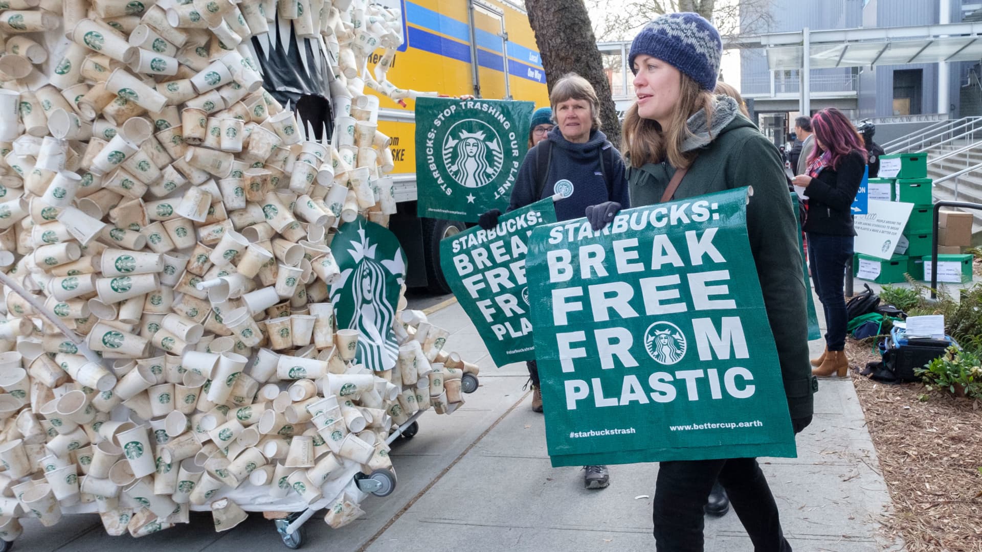 Starbucks rolling out $1 reusable plastic cups