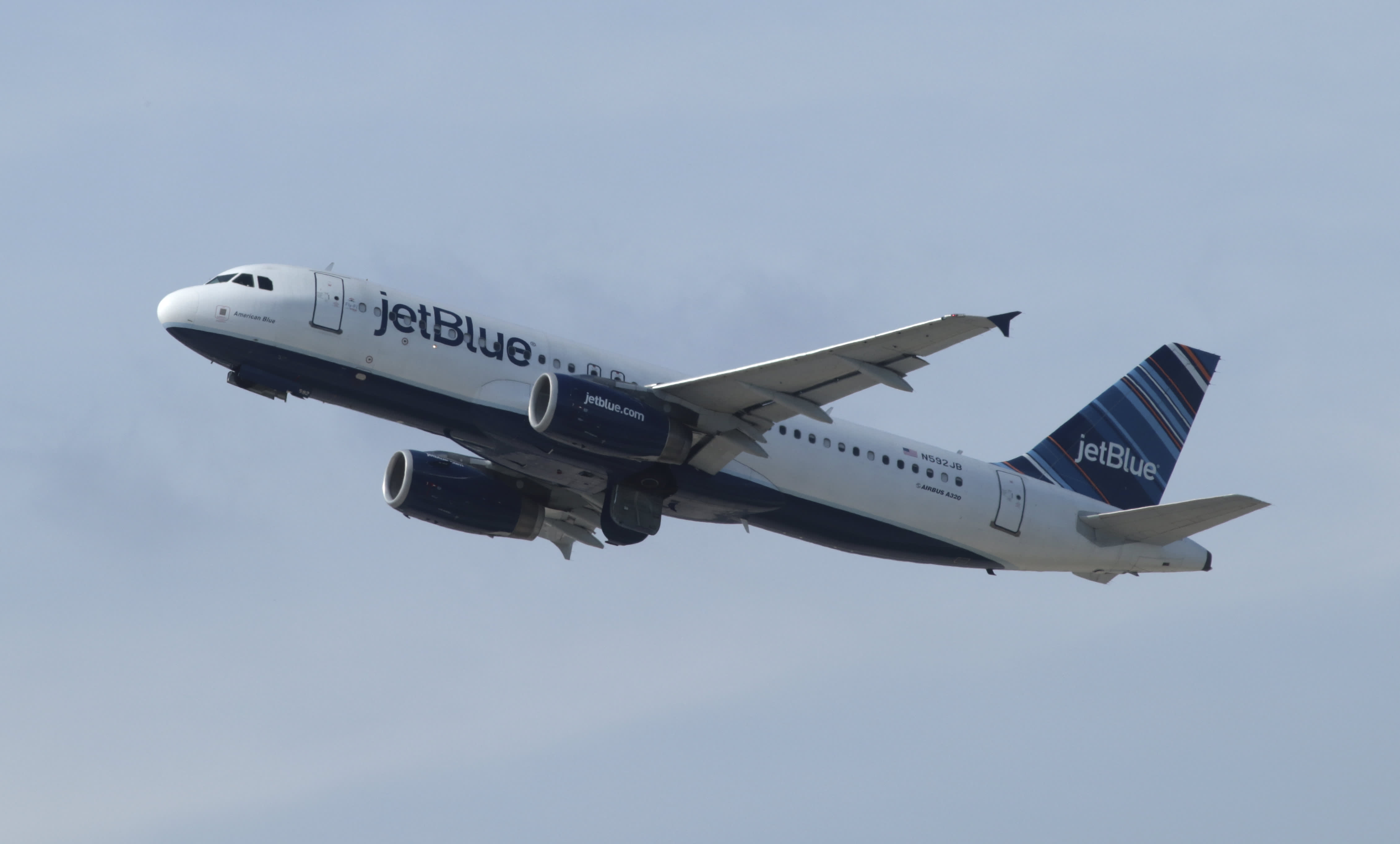 JetBlue dangles ,000 attendance bonuses for flight attendants ahead of holiday rush