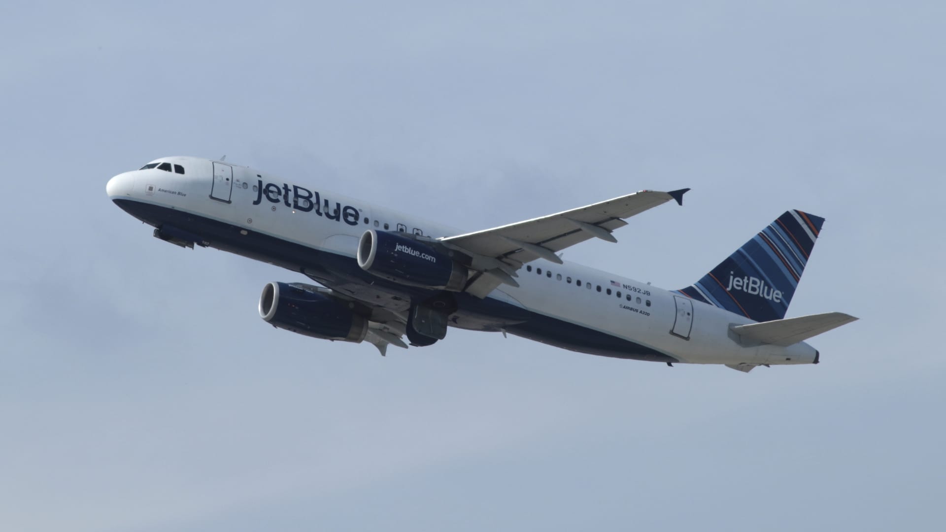 JetBlue offers flight attendants $ 1,000 attendance bonuses for spring travel surge