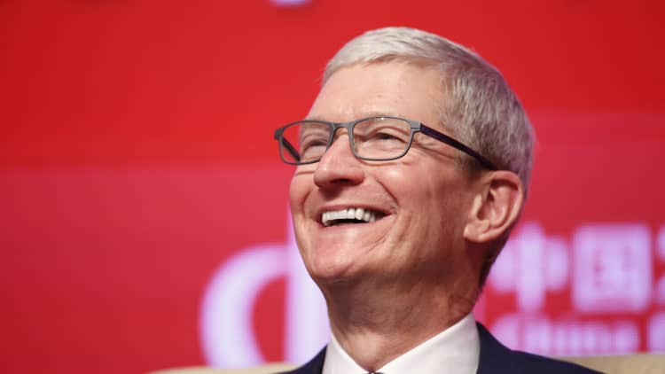 Apple looks poised for 10 straight days of stock gains — Here's what four experts say to watch