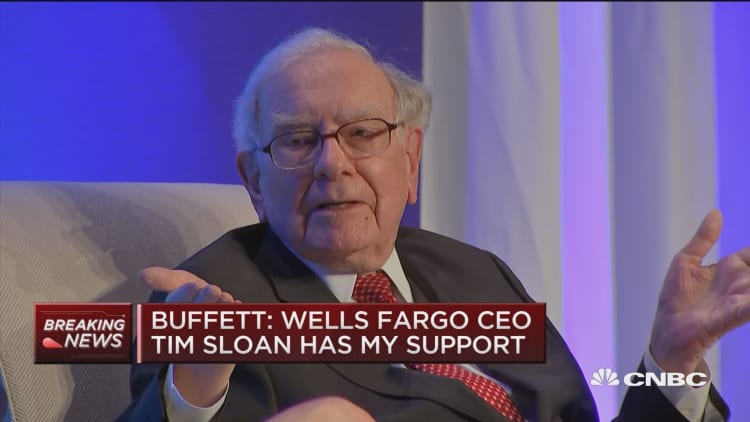 Buffett: Wells Fargo CEO Tim Sloan has my support