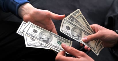 Dollar gains ground on economic concerns 