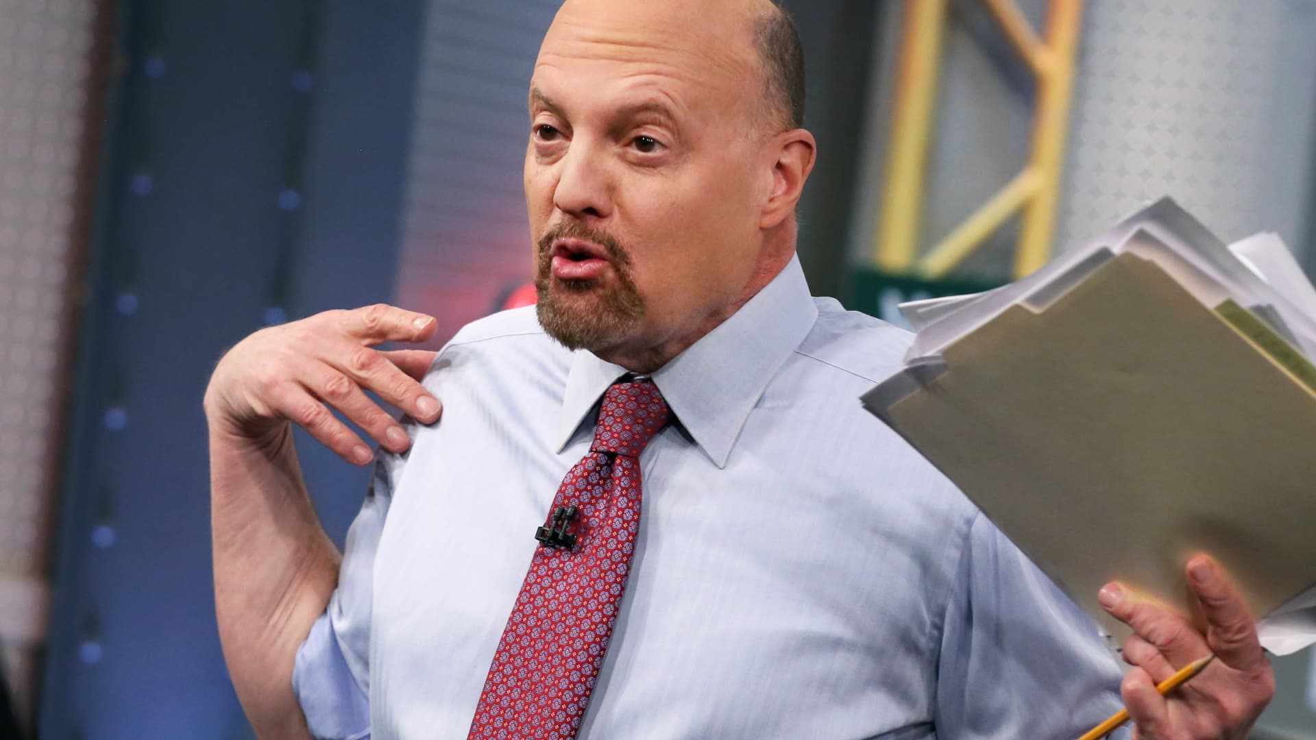 Charts counsel now could be the proper time to purchase gold, Jim Cramer says