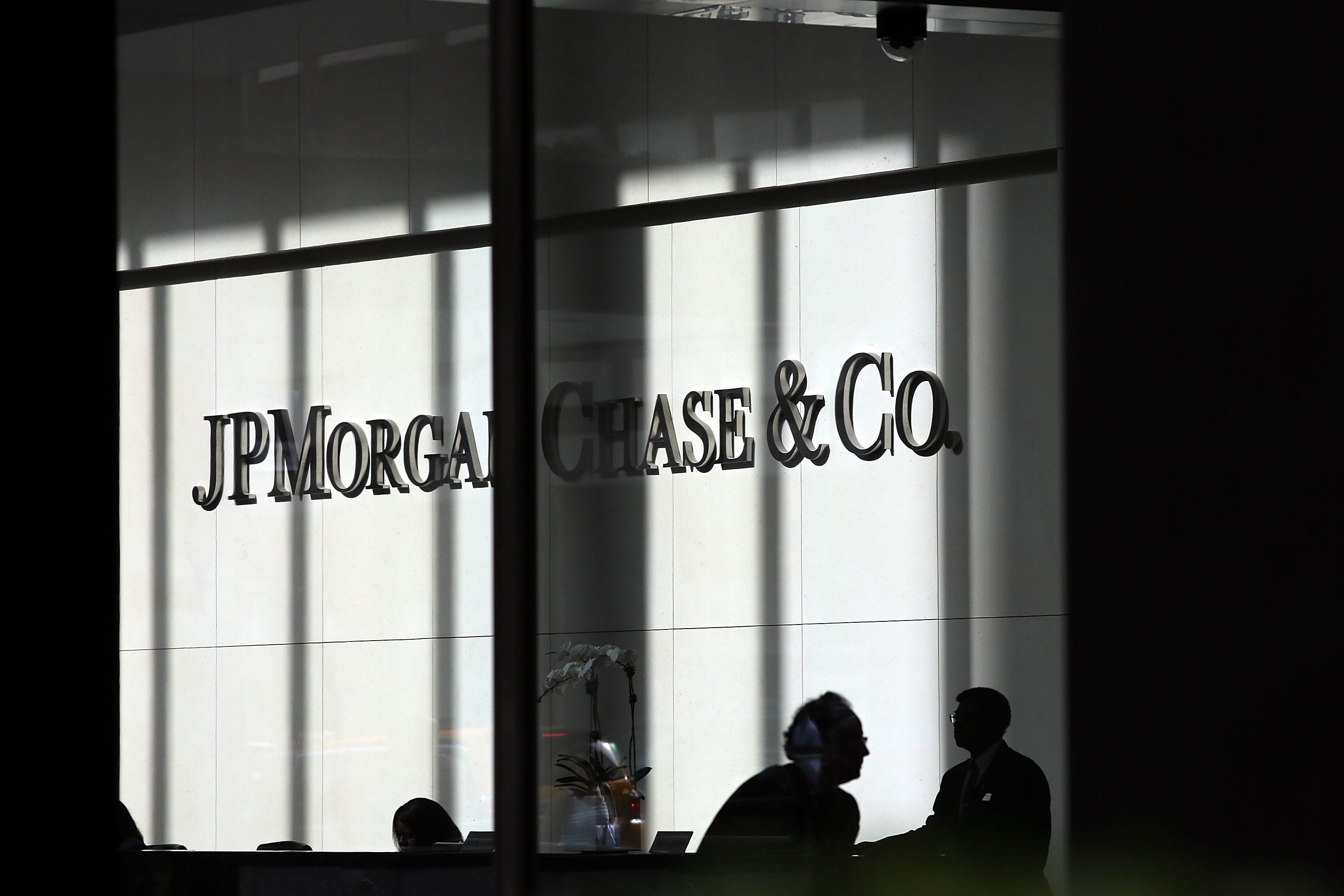 Wells Fargo upgrades JPMorgan, says 'giants are winning' as banking uncertainty grows