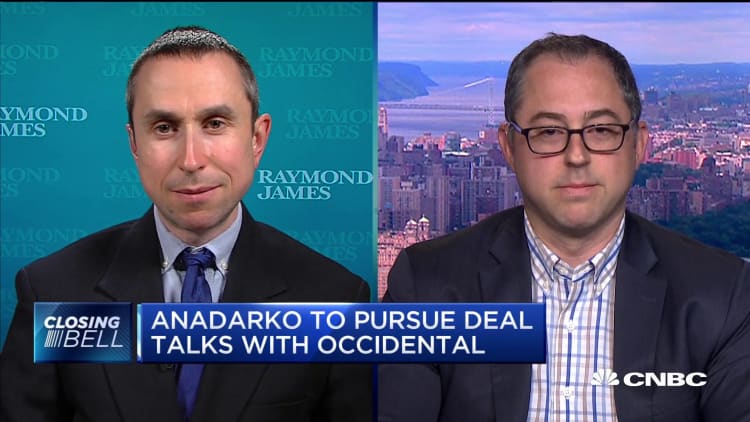 Analysts debate whether Chevron or Occidental will win Anadarko bidding war