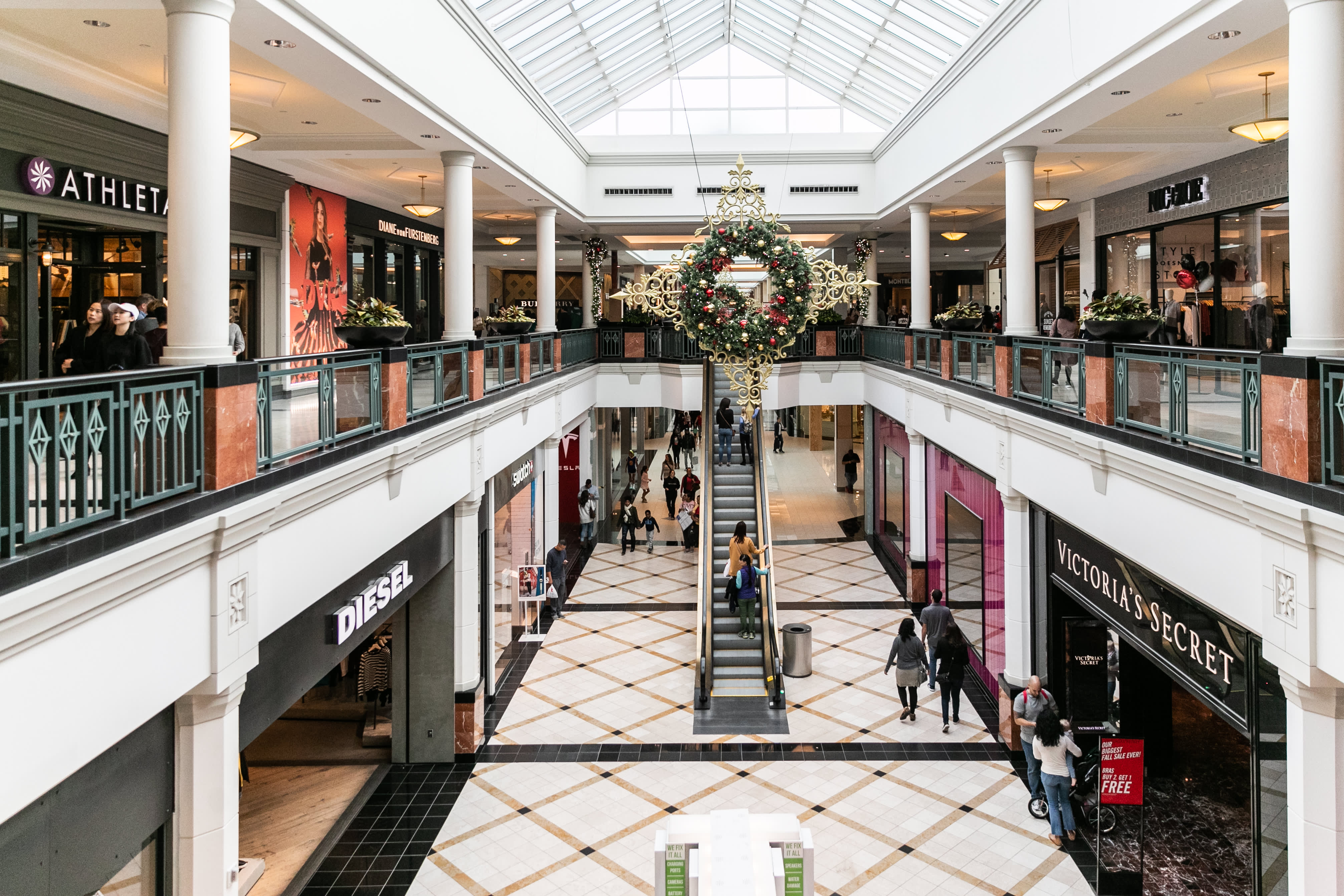 The biggest US mall owner Simon Property Group is doubling down on ...