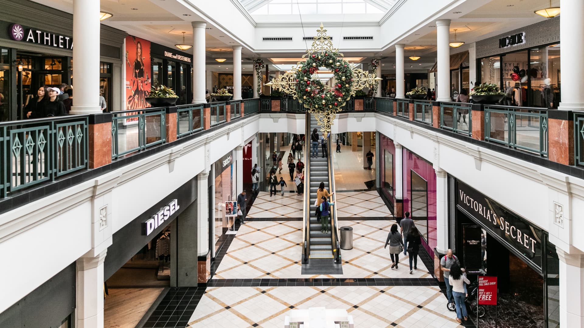 Shopping Malls In USA - King of Prussia Mall The King of Prussia Mall is  the largest shopping mall in the United States of America in terms of  leasable retail space.[2] It