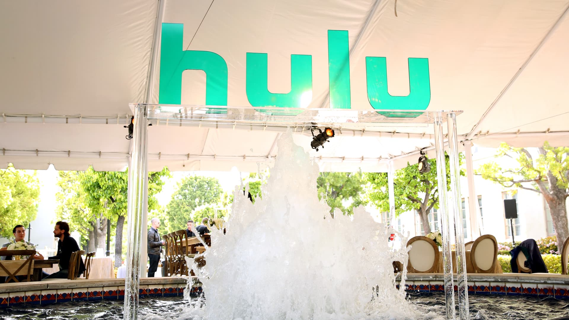 Comcast executives expect Disney to stick to its agreement to acquire the remaining stake in Hulu – CNBC