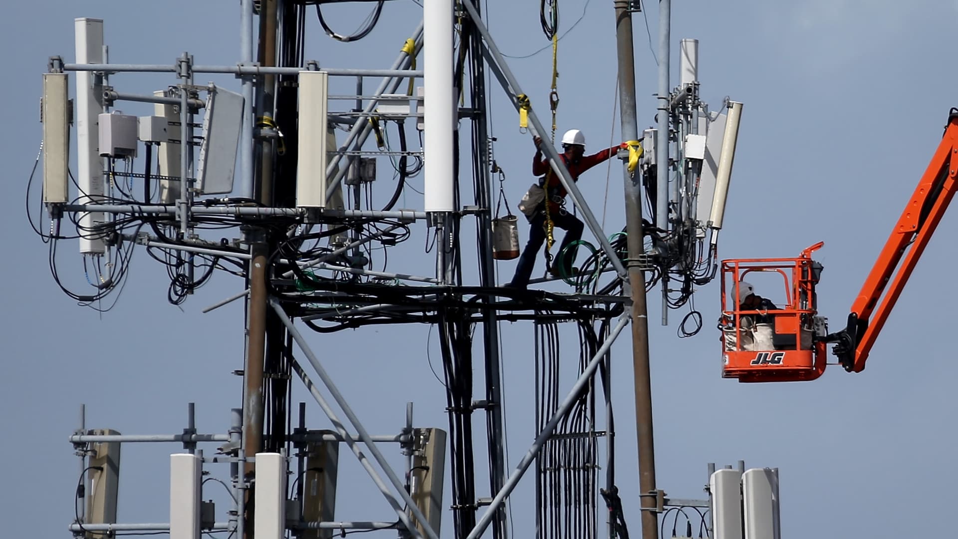 Outage Hits Big Three Carriers: AT&T, T-Mobile, and Verizon Customers Left Without Service