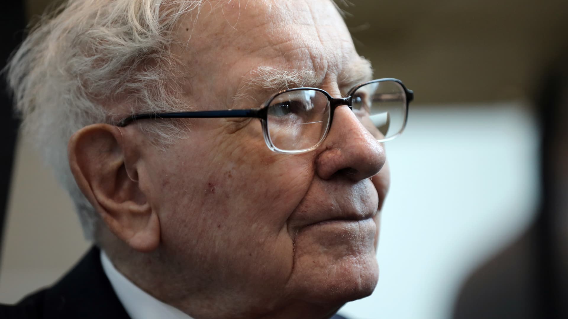Warren Buffett's exit from airline stocks is a wake-up call for index investors, Jim Cramer says