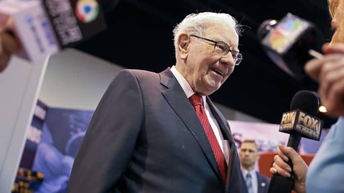 Funny: Longtime Berkshire Hathaway shareholder sells stake, accusing Warren Buffett of ‘thumb-sucking’ 105892747-1556999310428rtx6ubdx1