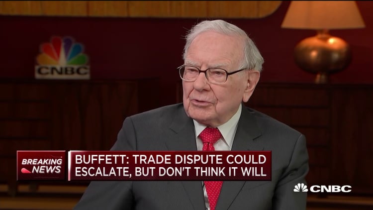 Buffett: I'm 'wildly' in favor of Apple repurchasing shares