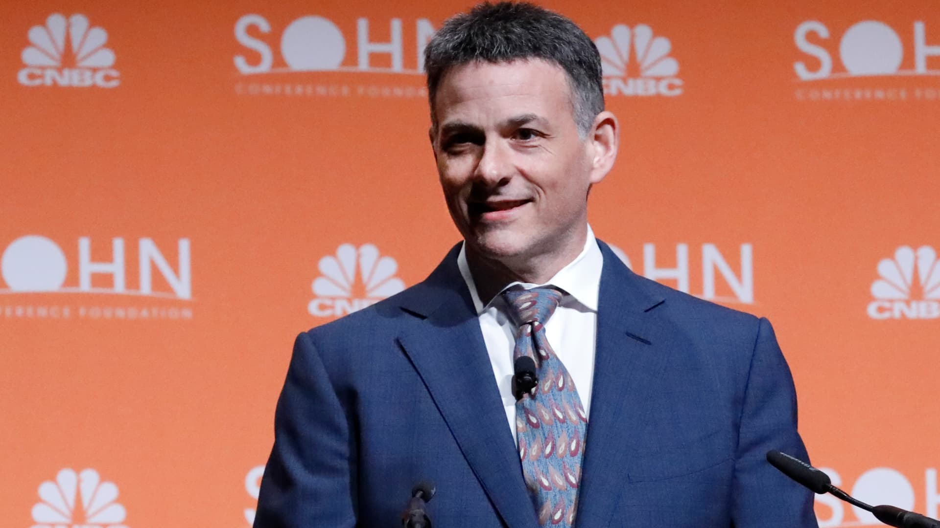 Greenlight’s David Einhorn is crushing the market this year.  Here are his top holdings