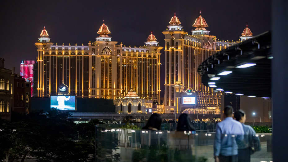 Macau, China - 3 De Novembro De 2012 Galaxy - Grande Casino E Complexo  Hoteleiro À Noite Macau É A Capital Do Jogo Da Ásia E É Visitado Por Mais  De 25