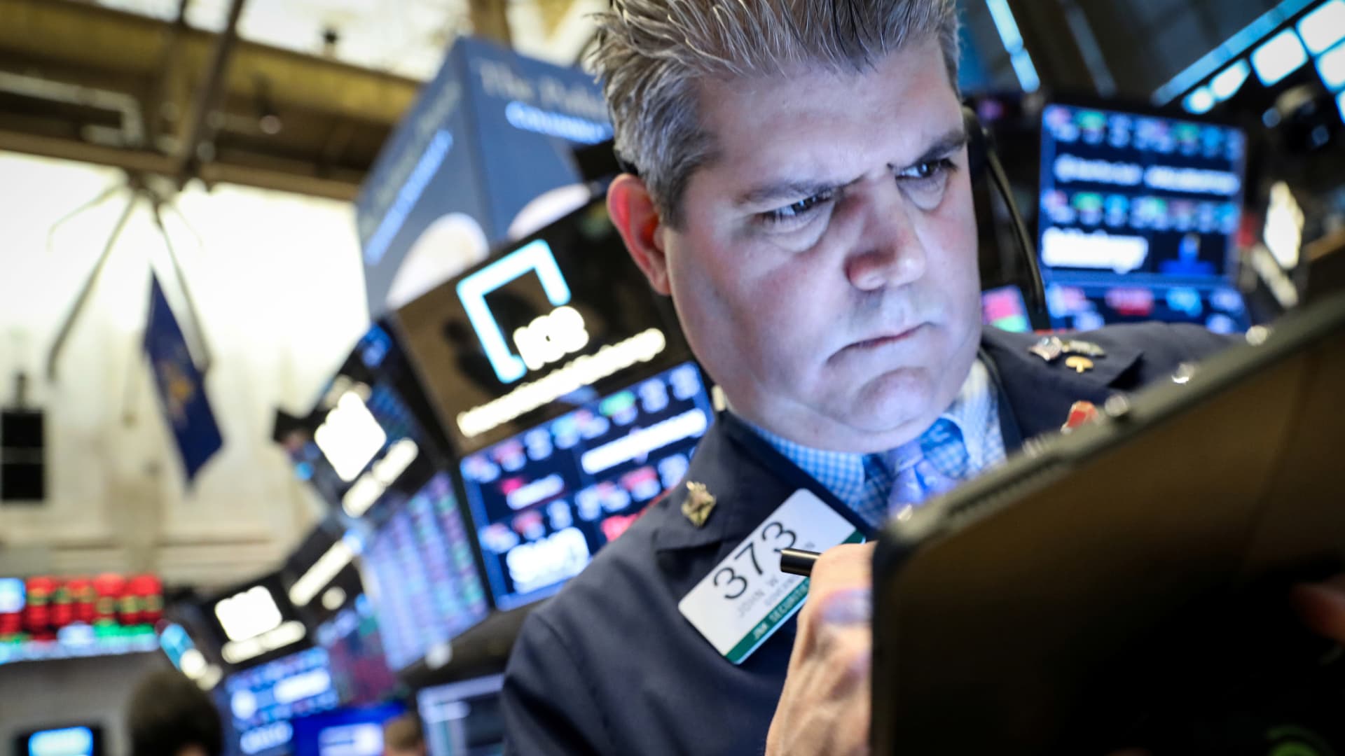 Dow drops 470 points on growing trade-war threat, biggest decline since early January