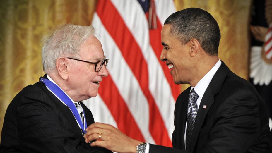 Tổng thống Barack Obama trao Huân chương Tự do cho những người Mỹ ưu tú trong đó có Warren Buffett, tại Nhà Trắng, ngày 15 tháng 2 năm 2011 ở Washington, DC.