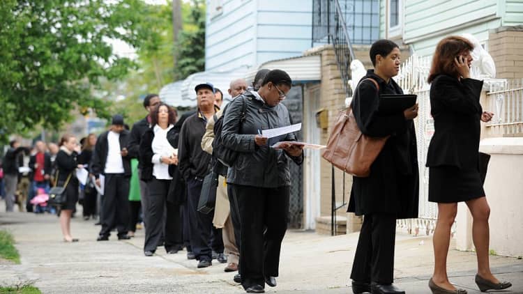 US weekly jobless claims total 228,000 vs 230,000 expected