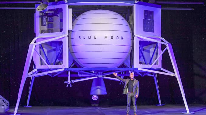 جف‌بزوس در حال معرفی آخرین ایستگاه ماه به نام«ماه  آبی» که در برنامه ی معرفی بلواوریجین