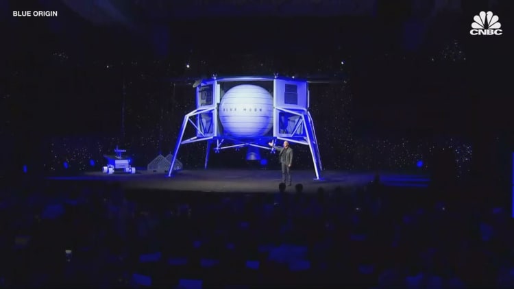 Jeff Bezos unveils lunar lander to take astronauts to the moon by 2024
