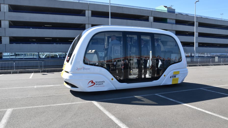 Initially, the autonomous shuttle bus will make its trips without passengeгs.