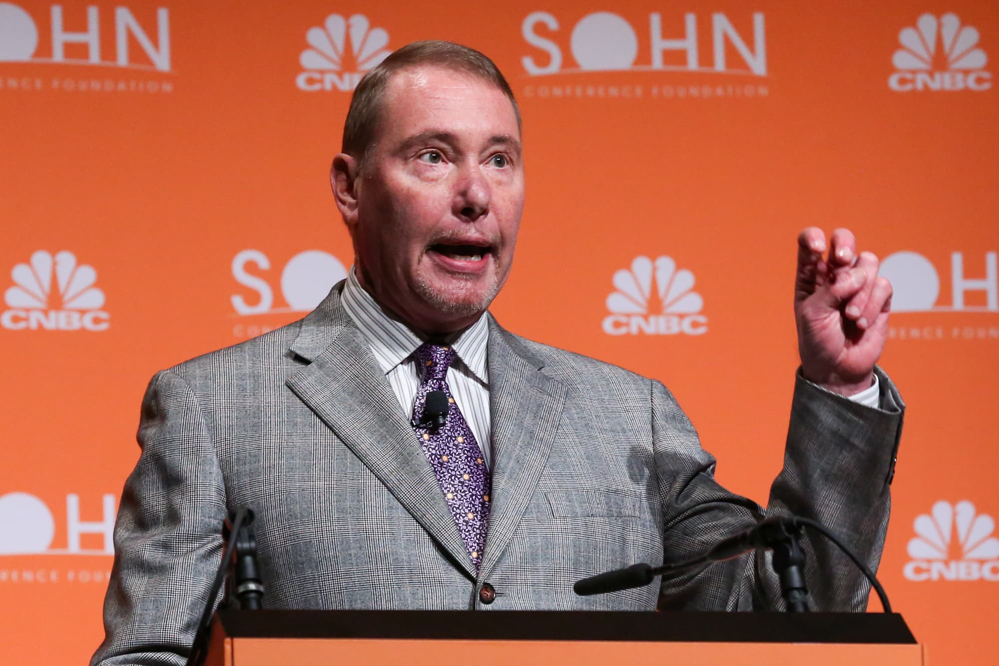 Jeffrey Gundlach says yield curve inversions are 'credible signs of economic distress'