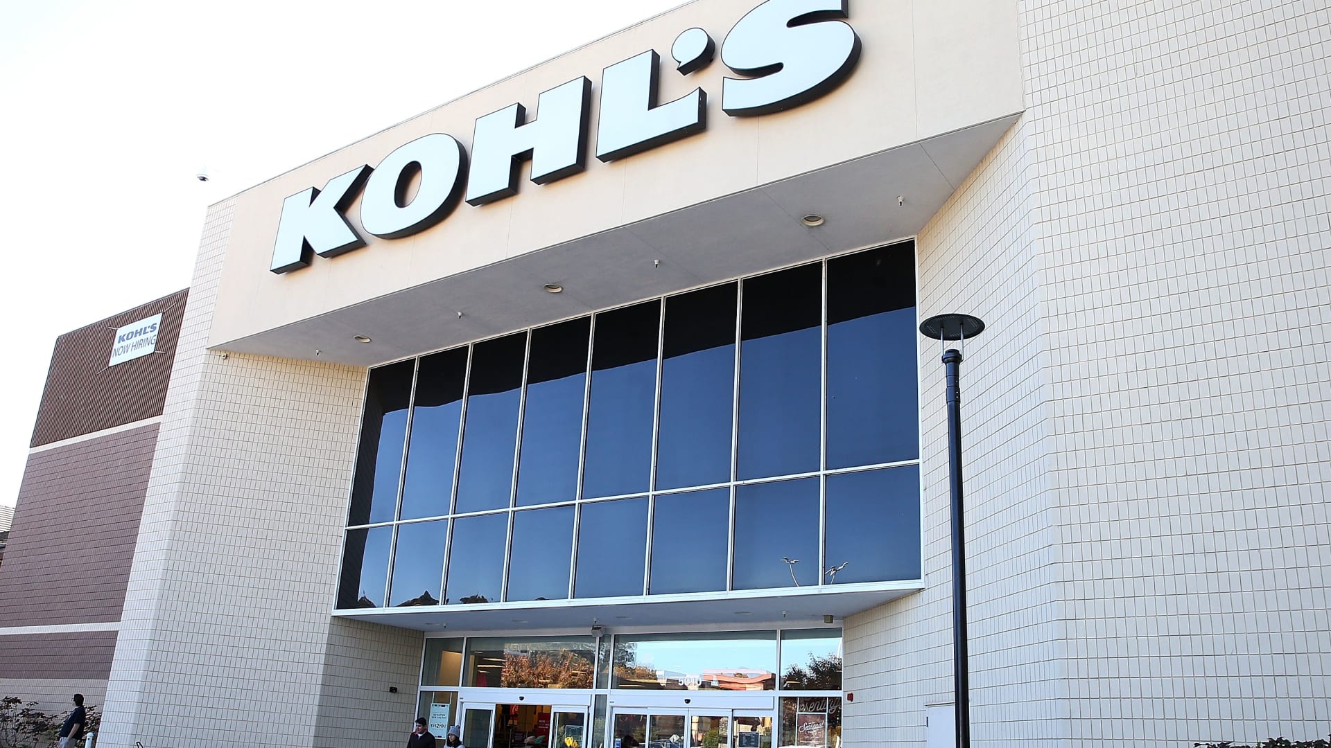 Kohl's says final sale bids expected in coming weeks; retailer slashes full-year outlook after earnings miss