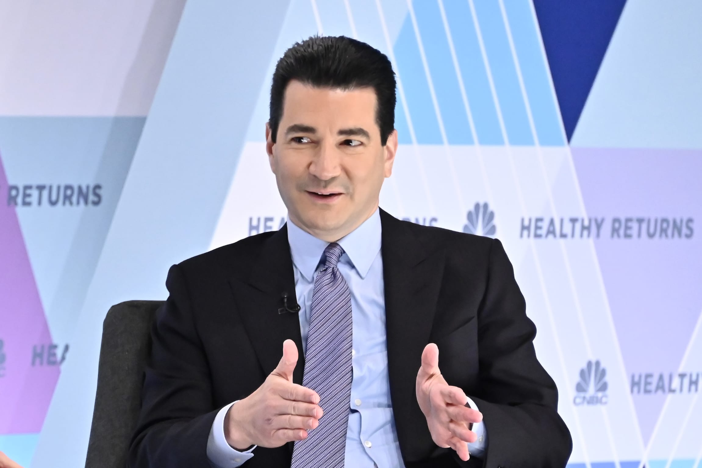 Dr. Scott Gottlieb says omicron may extend pandemic, but still sees 2022 as a 'transition year' - CNBC
