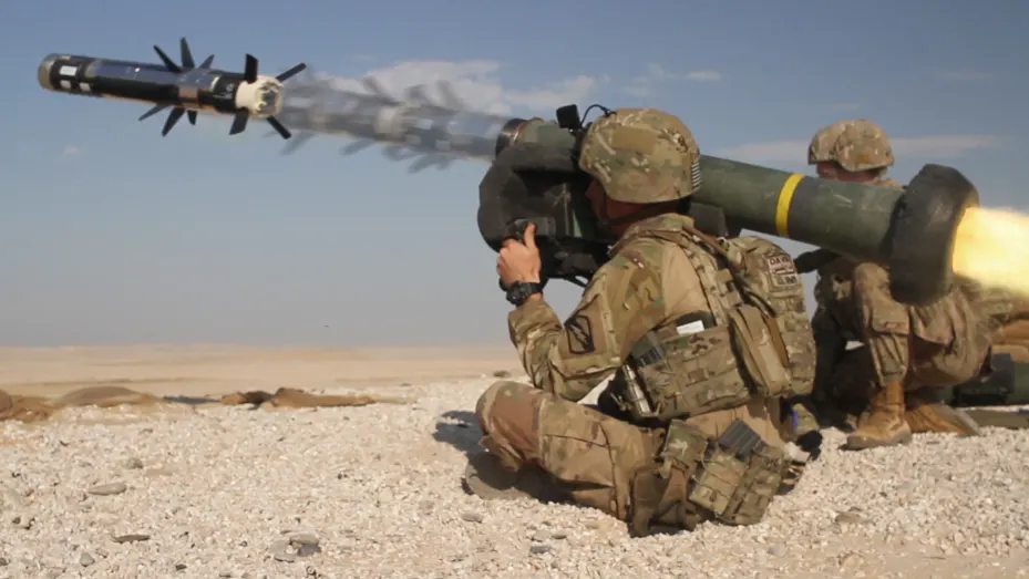 Un soldado de infantería del Ejército de los EE. UU. dispara un misil antitanque Javelin disparado desde el hombro durante un ejercicio de fuego real de armas combinadas como parte del Ejercicio Acción Oriental 2019 en Al-Ghalail Range en Qatar, el 14 de noviembre de 2018.
